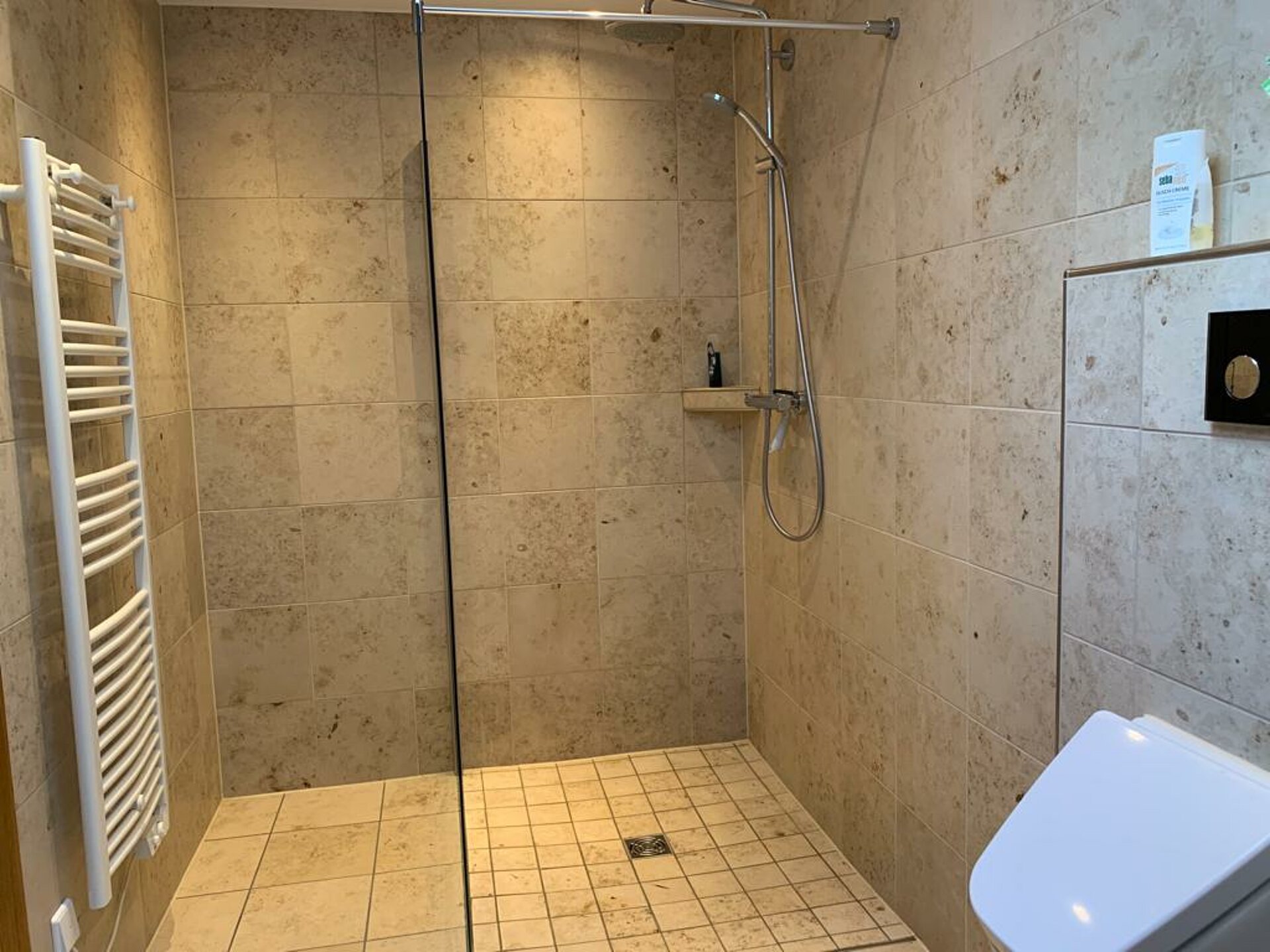 Badezimmer mit Walk-in Dusche