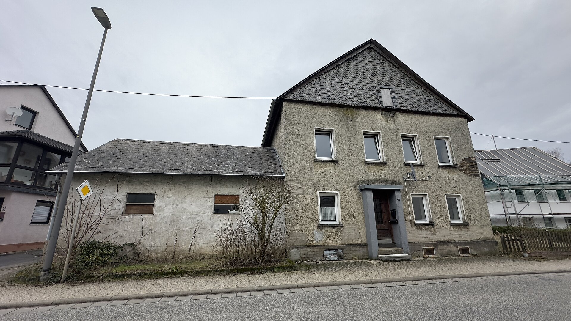 Wohnhaus mit Anbau Garagen 