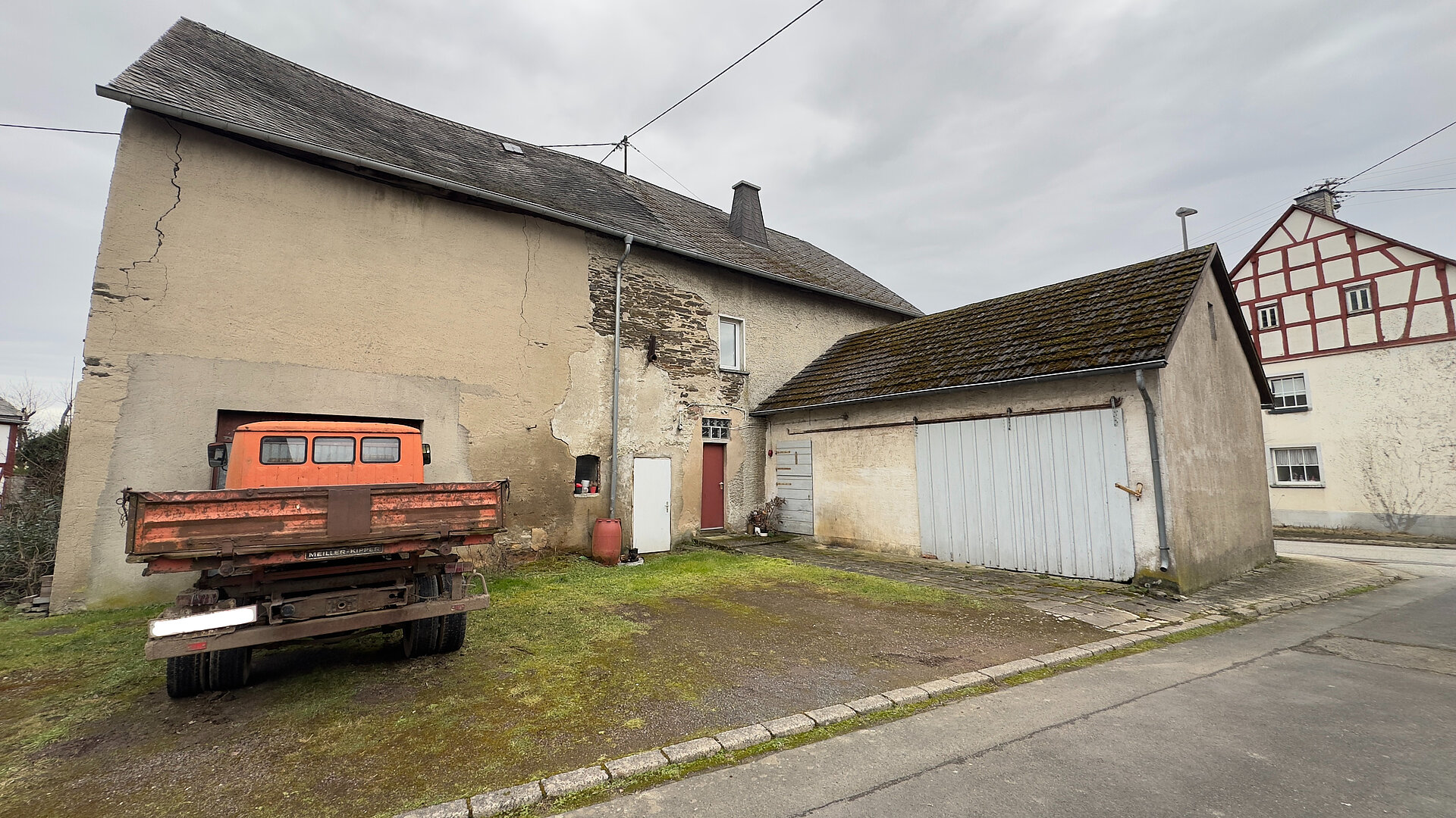 Seitliche Ansicht - Stellplätze, Garage und Scheune