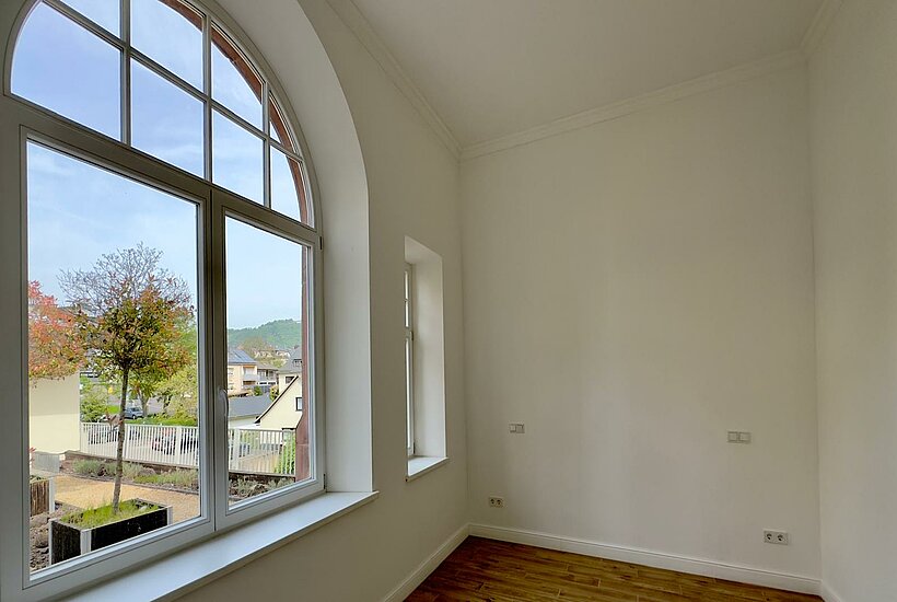 Wohnraum mit Blick in den Innenhof