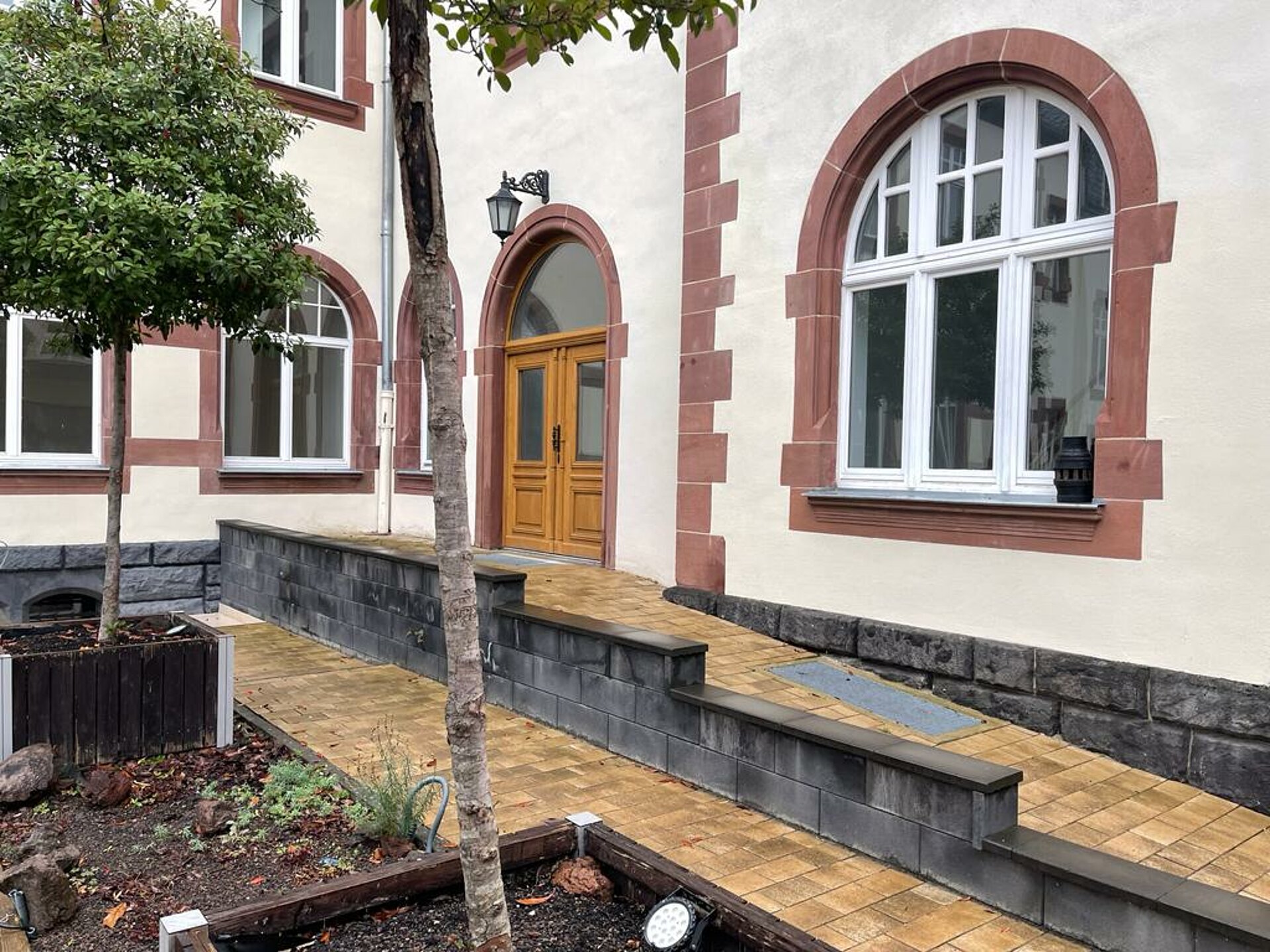 Innenhof mit Zugang zum Eingangsbereich