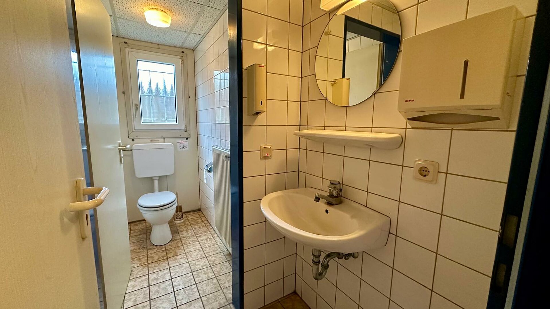 Toilettenanlage - Damen und Herren-WC separiert