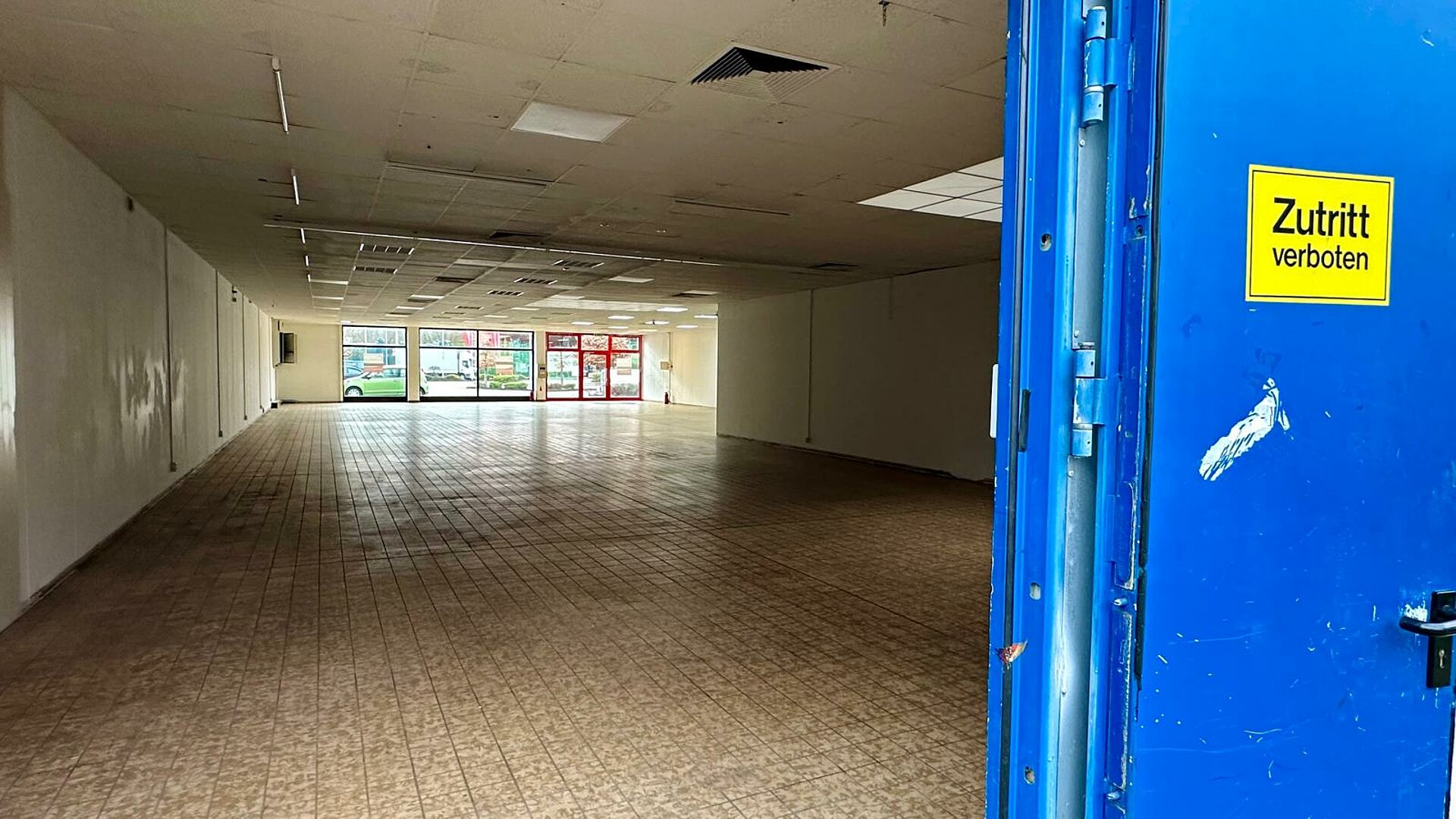 Blick vom Lieferanteneingang zur Schaufensterfront