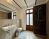 Tageslicht-Badezimmer mit großer Walk-in-Dusche