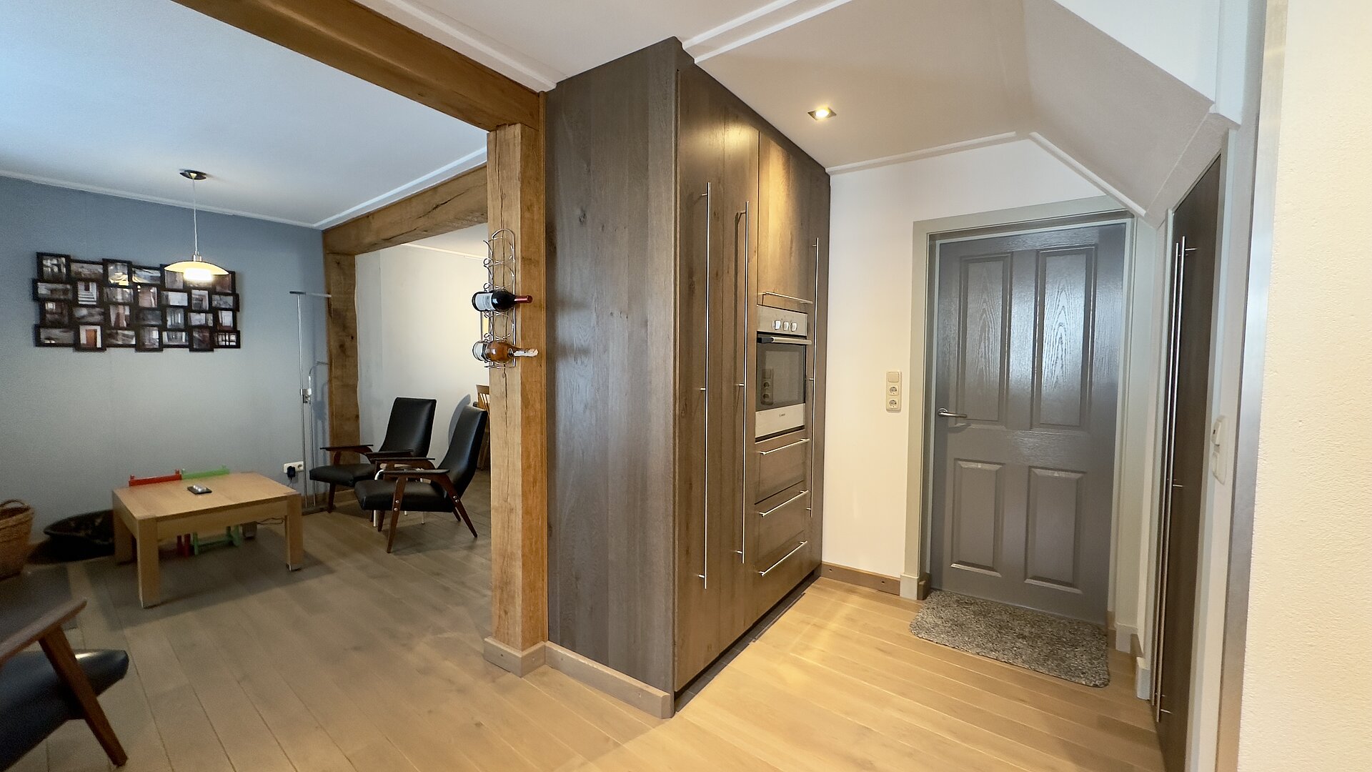 Küche mit Blick ins Wohnzimmer