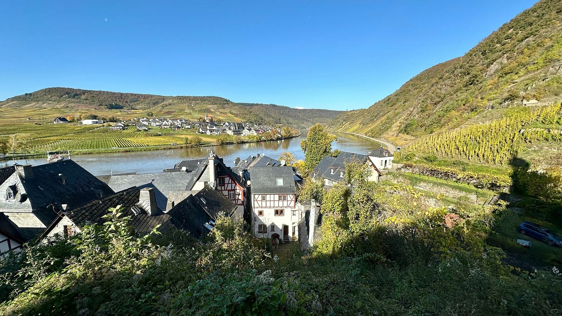 Fernsicht von der Kirche aus in Richtung Moseltal