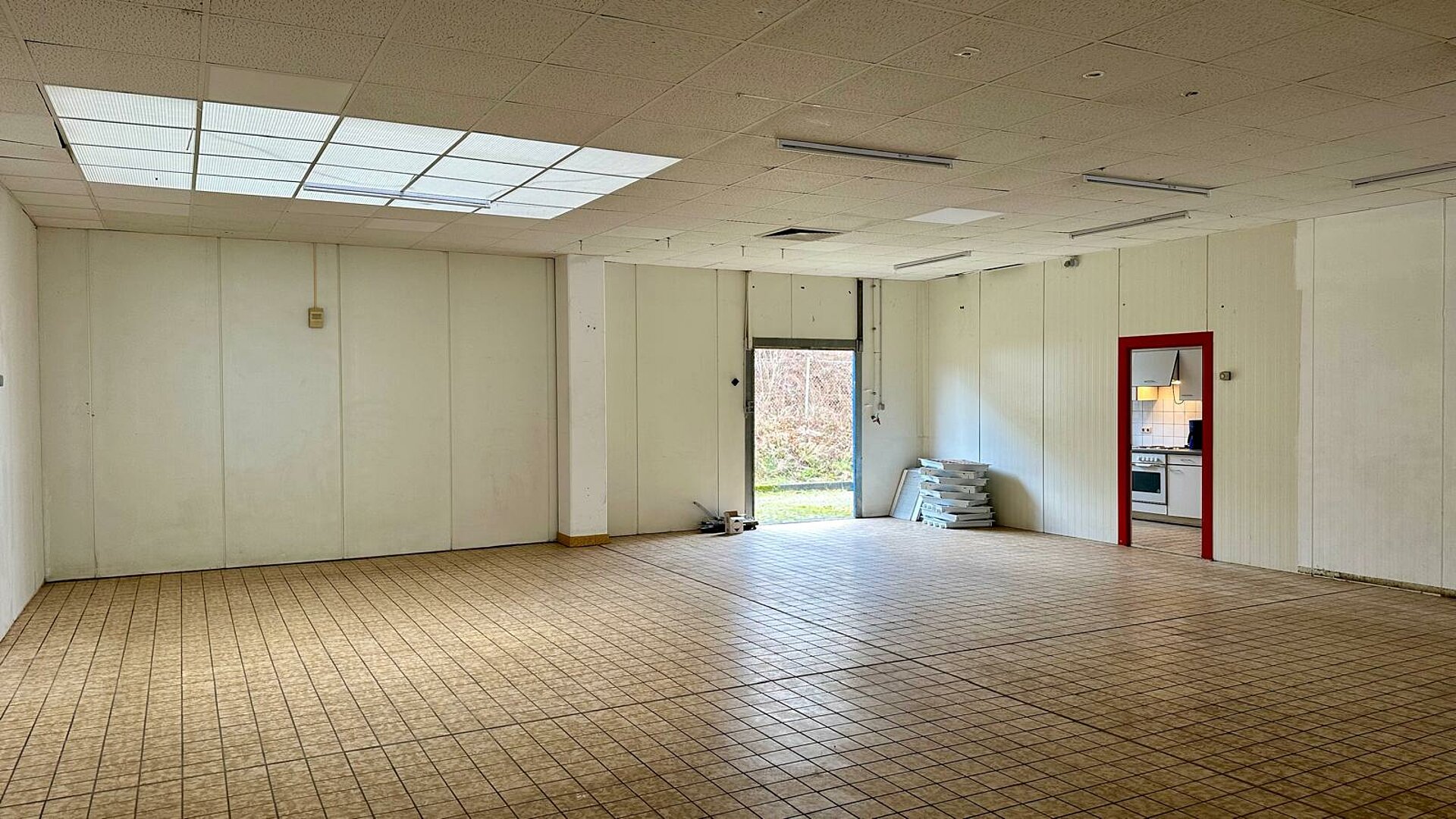 Verkaufsraum mit Lieferanteneingang