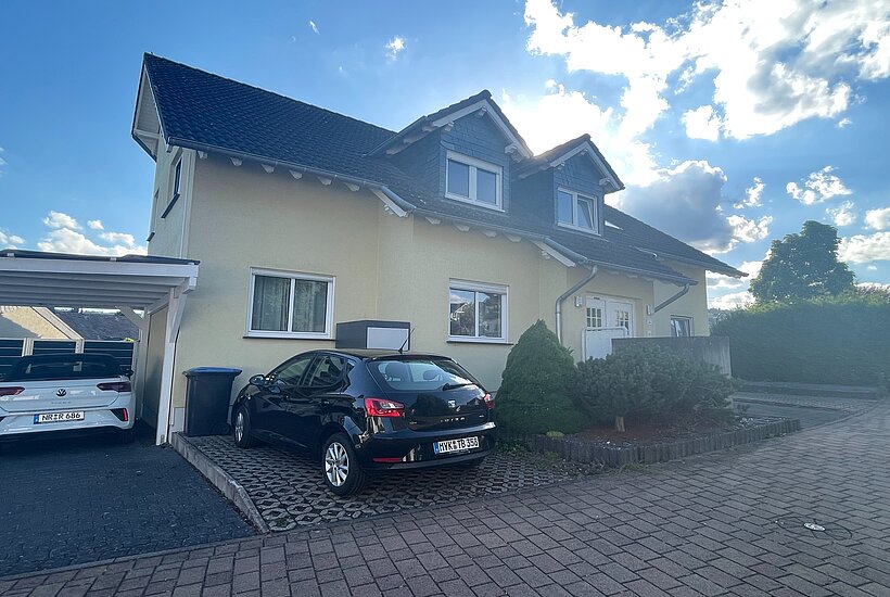 Vorderansicht mit Stellplatz