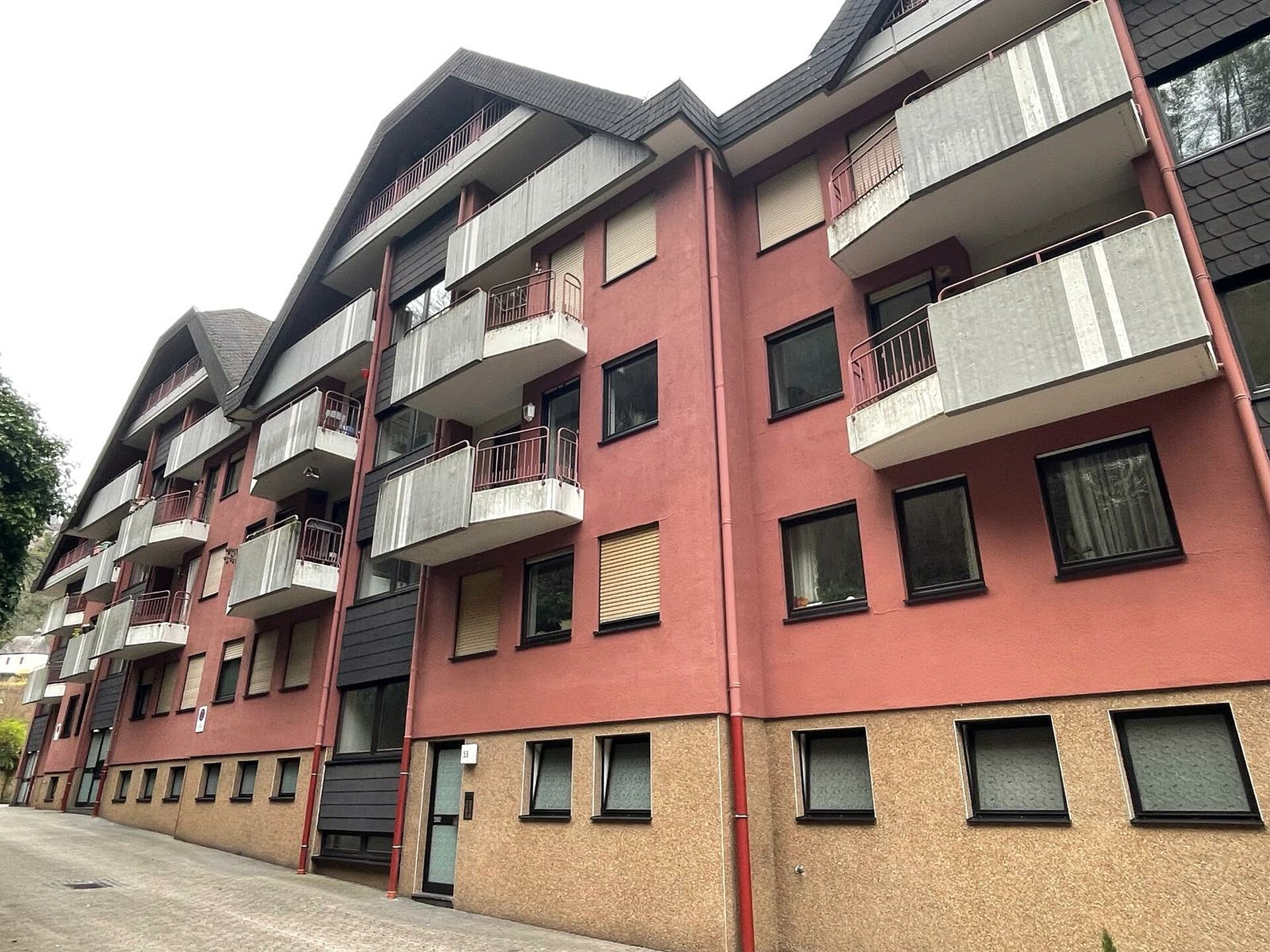 Rückseite der Liegenschaft und Ausrichtung der Wohnung