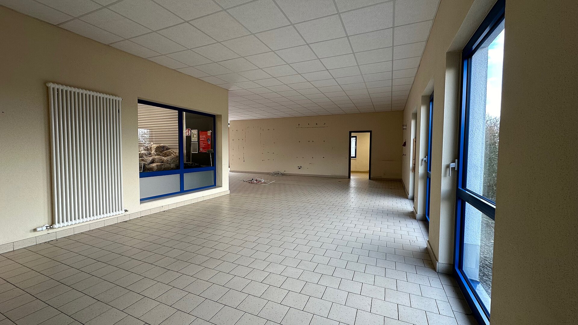 Blick in Verkaufsraum - Zugang Personalräume