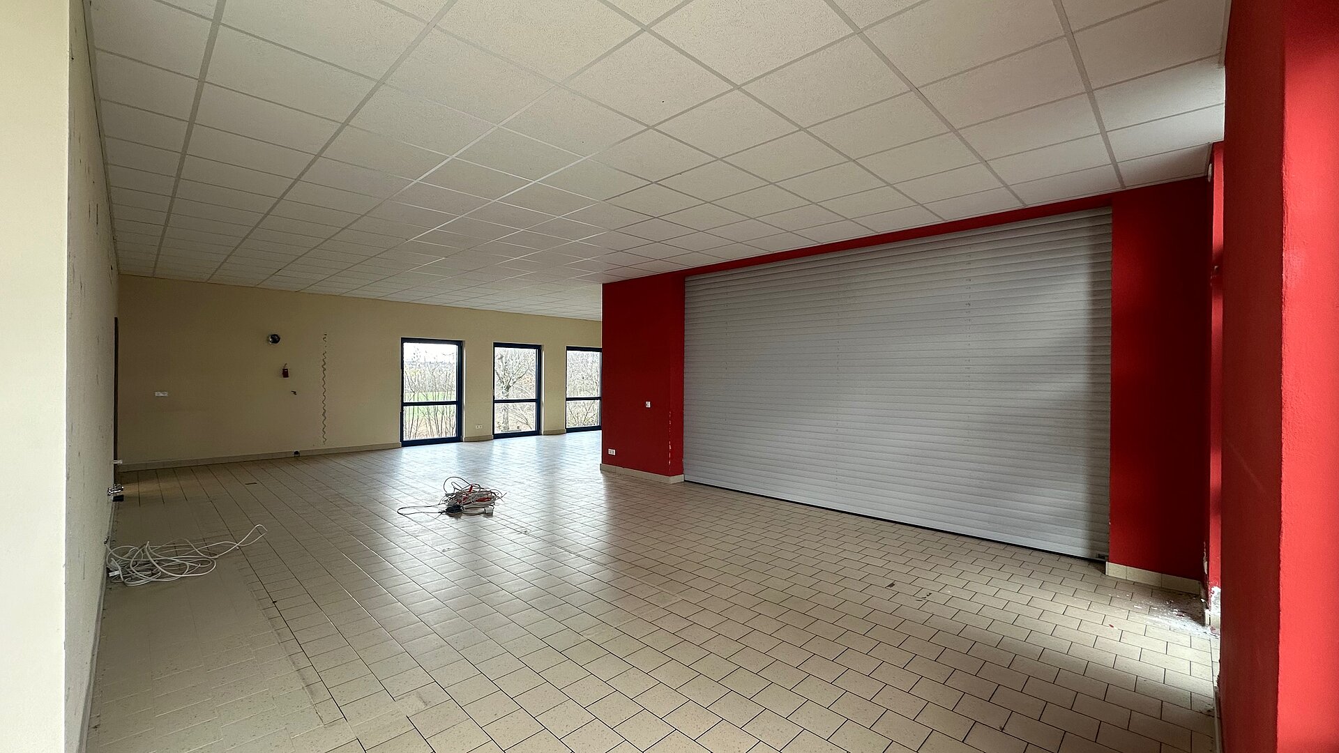 Blick vom Eingangsbereich in den Verkaufsraum