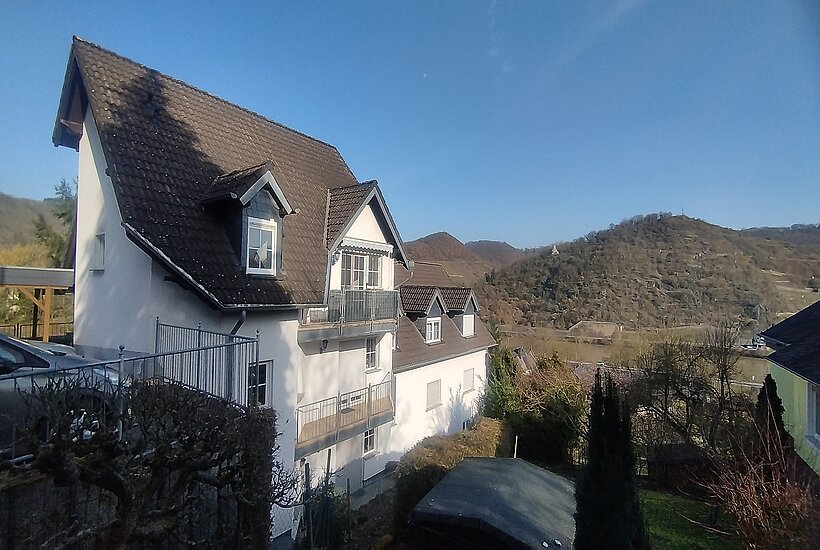 Hausansicht mit Balkon