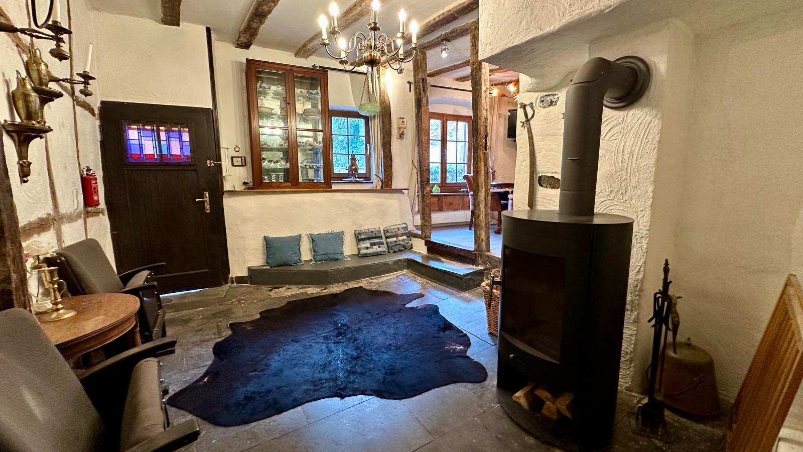 Blick in den Wohnraum und zur Eingangstüre 