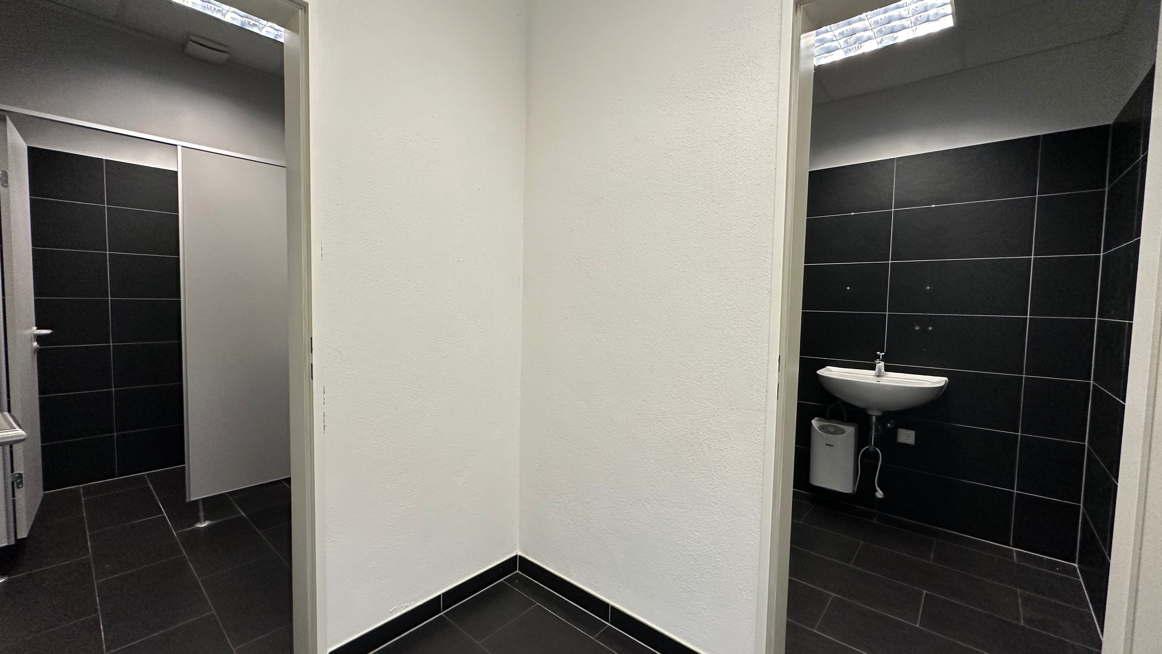 Kunden-Toilettenanlage - Damen und Herren separiert