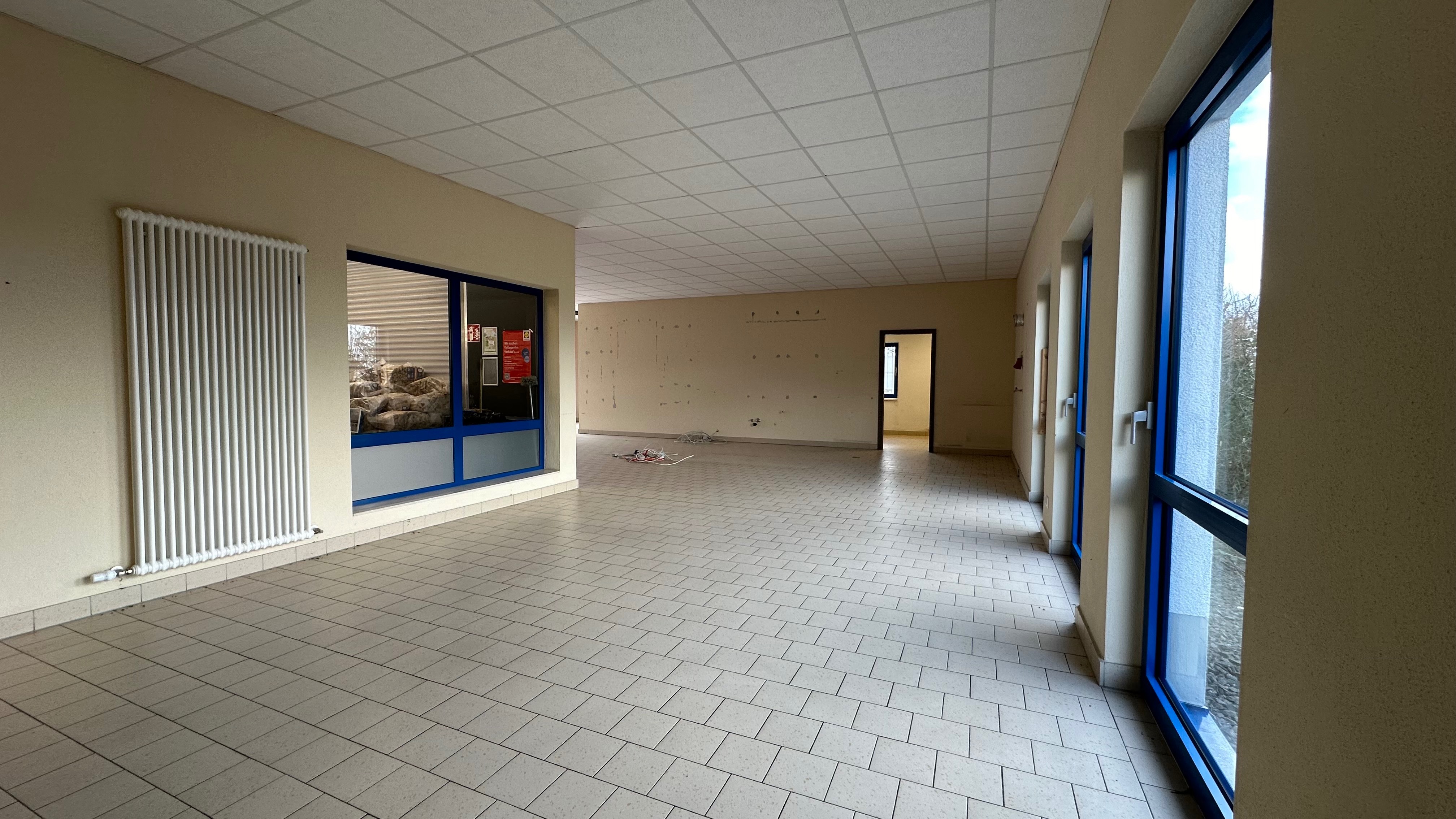 Blick in Verkaufsraum - Zugang Personalräume