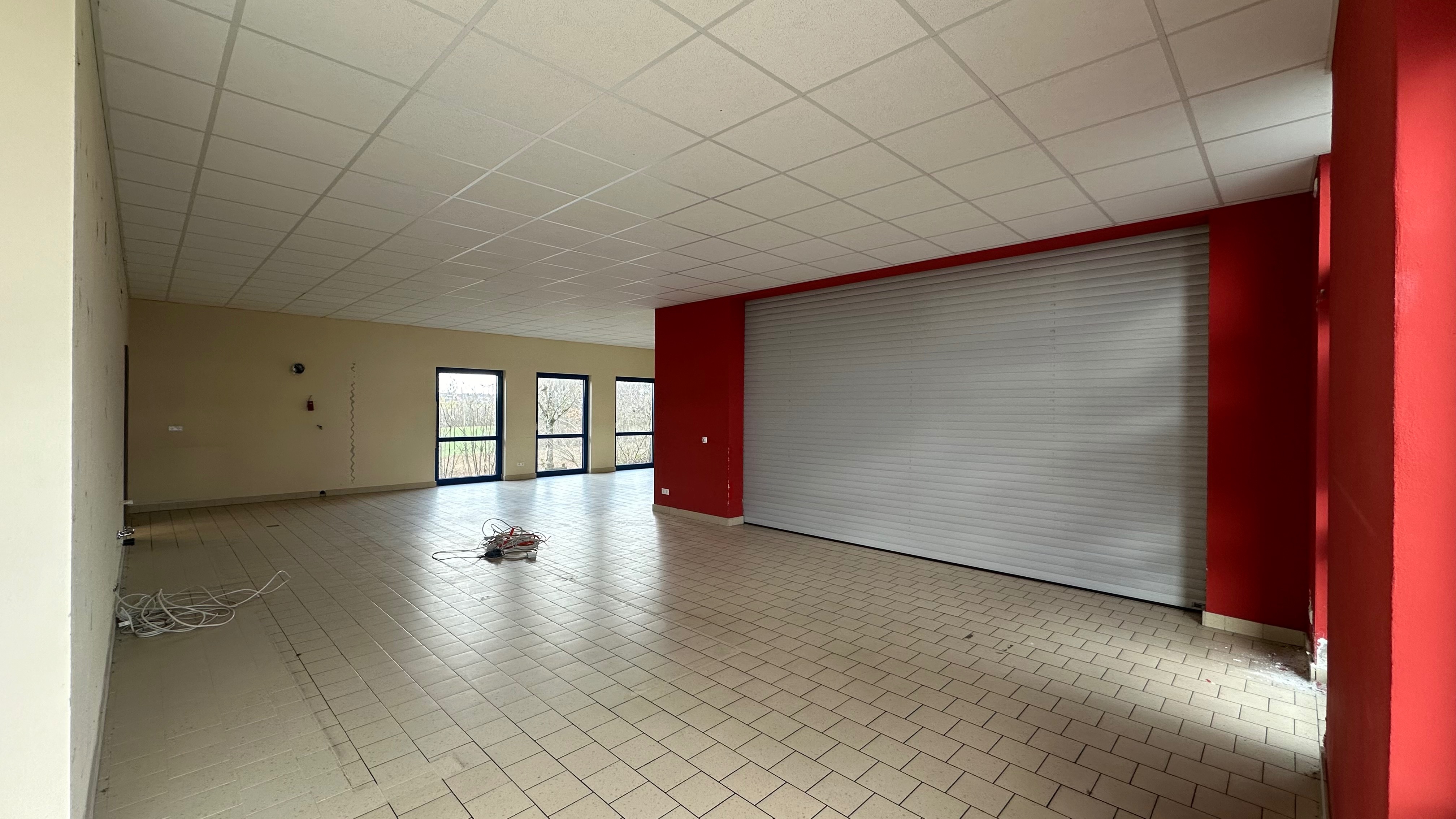 Blick vom Eingangsbereich in den Verkaufsraum