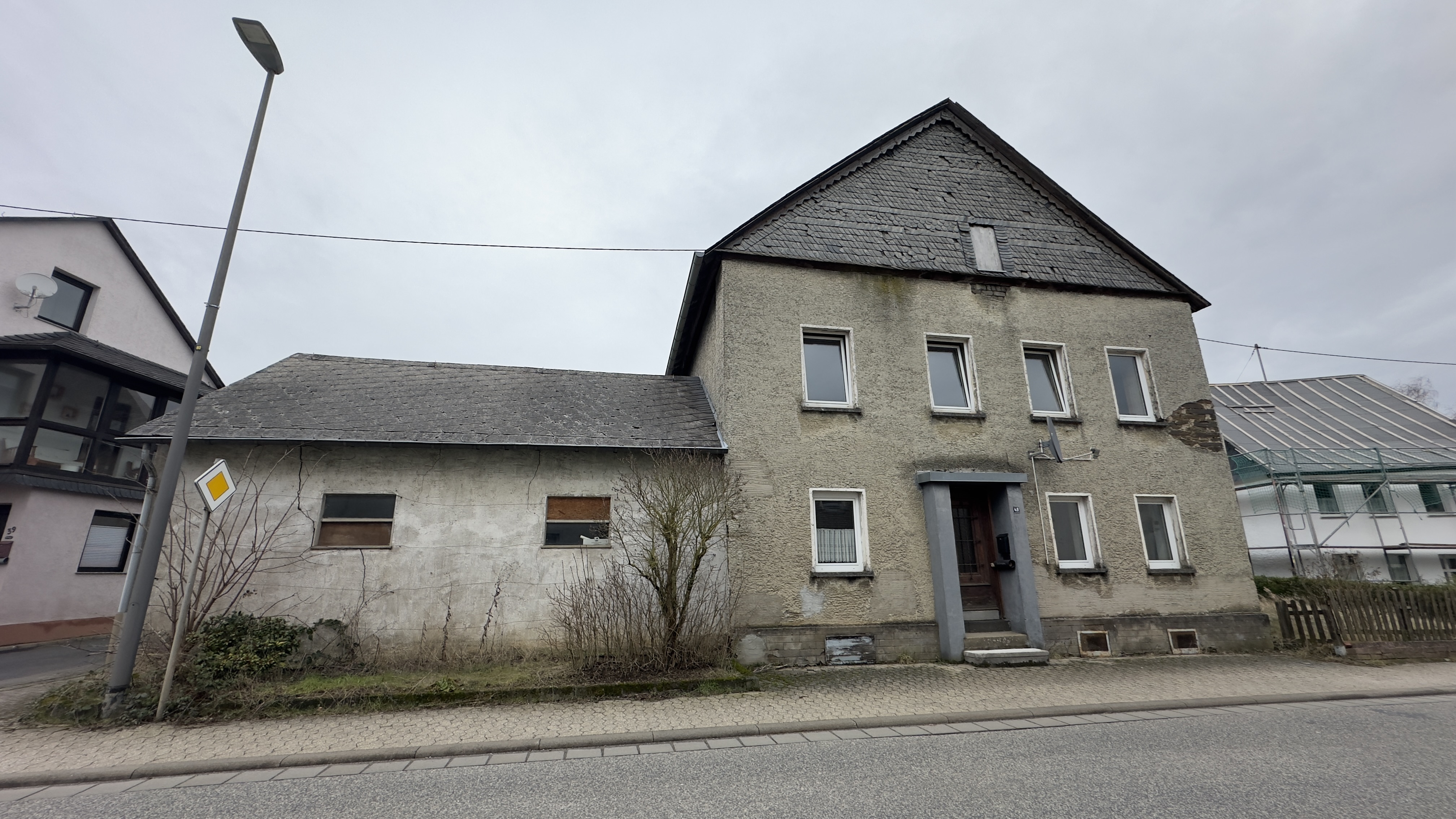 Wohnhaus mit Anbau Garagen 