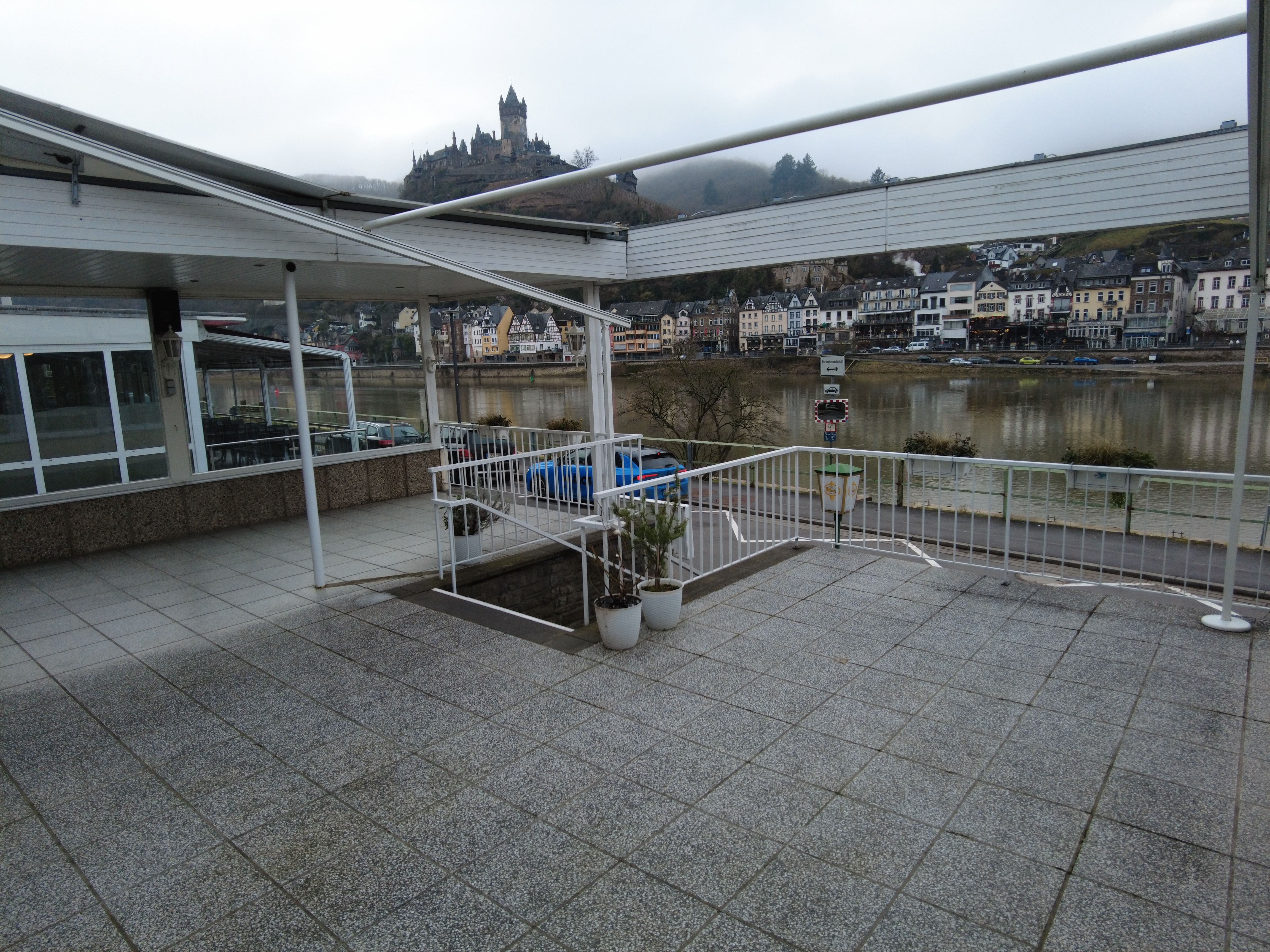 Terrasse mit Mosel- und Burgblick